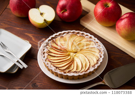 Baked apple tart Baked apple tart 118073388