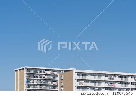 舊住宅區及藍天 118073549