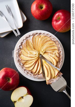 Baked apple tart 118073590