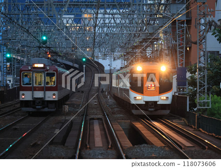 黃昏時分,今里站附近的近鐵特快列車 黃昏時分,今里站附近的近鐵特快列車 118073606