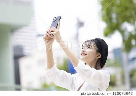 一個女人帶著智能手機 118073947