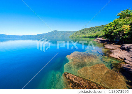 鵝卵石路面和藍色湖泊 118073995