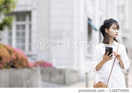 觀看智能手機的婦女 118074000
