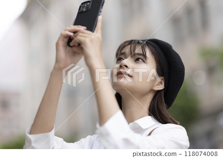 A woman to take with a smartphone A woman to take with a smartphone 118074008
