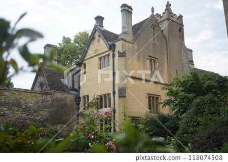 Oxford University: A building surrounded by greenery 118074508