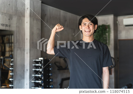 在健身房工作的私人教練/教練的年輕亞洲男子 118074515