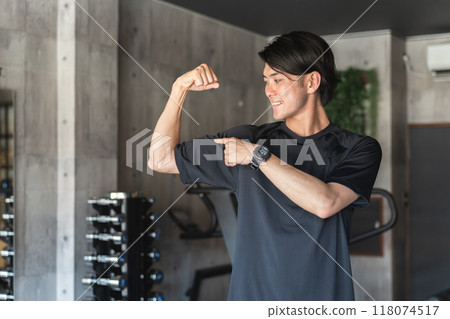 在健身房工作的私人教練/教練的年輕亞洲男子 118074517