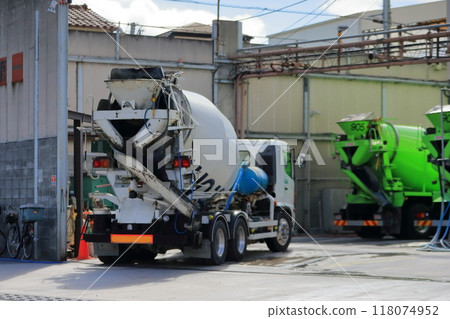 Agitator truck (concrete mixer truck) 118074952
