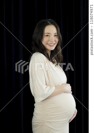 Maternity photo black background Maternity photo black background 118074971