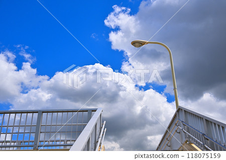 從高速公路立體交叉看藍天和白雲 從高速公路立體交叉看藍天和白雲 118075159
