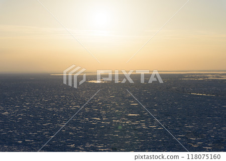 被夕陽染紅的知床流冰 被夕陽染紅的知床流冰 118075160