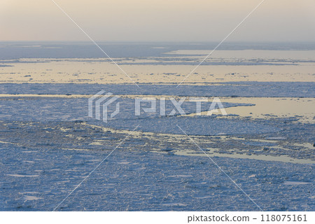 被夕陽染紅的知床流冰 被夕陽染紅的知床流冰 118075161