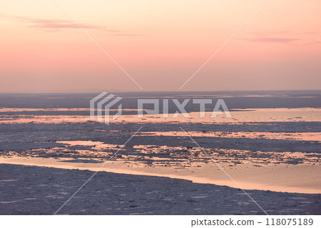 被夕陽染紅的知床流冰 被夕陽染紅的知床流冰 118075189