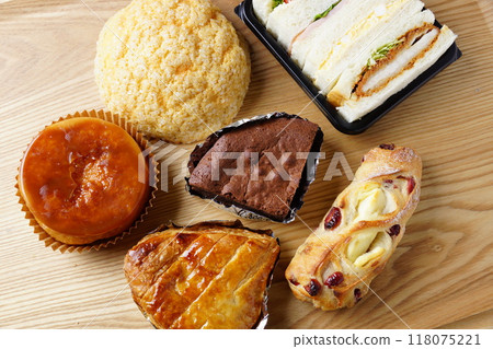 Sweet bread and cooked bread 118075221