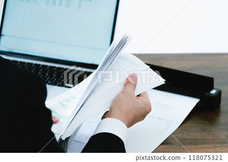 數位化文件的商人的手 118075321