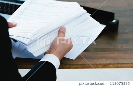 數位化文件的商人的手 118075325