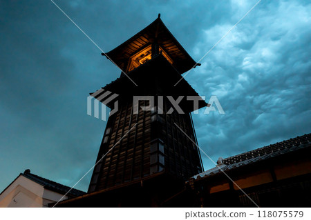 小江戶川越 夜晚的鐘聲街道和雷雲逼近的天空 b-1 118075579