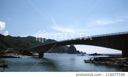 藍色的日本海、青山、夏日的藍天與海橋 藍色的日本海、青山、夏日的藍天與海橋 118075586