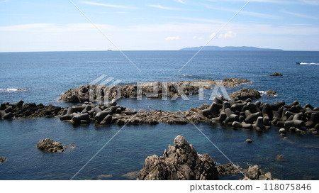 夏日藍色的天空、流經笹川的藍色日本海、淡島、小船、奇形怪狀的岩石 夏日藍色的天空、流經笹川的藍色日本海、淡島、小船、奇形怪狀的岩石 118075846