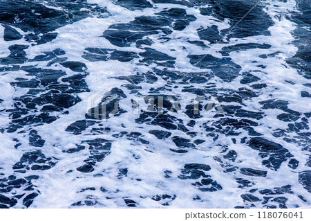 白色的波浪反射在海面上 白色的波浪反射在海面上 118076041