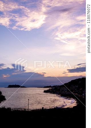 Enoshima as seen from Inamuragasaki (Kamakura, Kanagawa Prefecture) 118076072