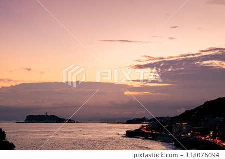 Enoshima as seen from Inamuragasaki (Kamakura, Kanagawa Prefecture) 118076094
