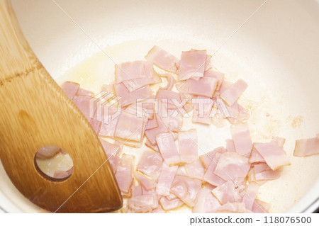 Minestrone: Stir-fry vegetables in a pan Minestrone: Stir-fry vegetables in a pan 118076500