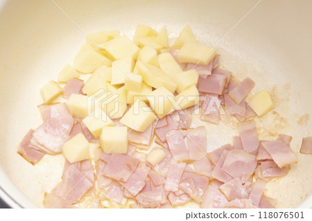 Minestrone: Stir-fry vegetables in a pan Minestrone: Stir-fry vegetables in a pan 118076501
