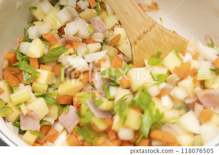 Minestrone: Stir-fry vegetables in a pan Minestrone: Stir-fry vegetables in a pan 118076505