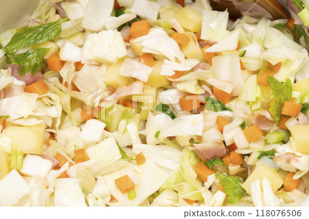 Minestrone: Stir-fry vegetables in a pan 118076506