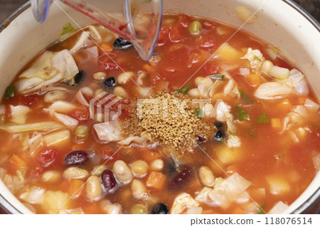 Minestrone: Stir-fry vegetables in a pan Minestrone: Stir-fry vegetables in a pan 118076514