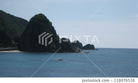 Summer blue sky, blue Sea of Japan, green mountains and white sandy beaches Summer blue sky, blue Sea of Japan, green mountains and white sandy beaches 118076516