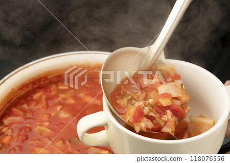Pour the minestrone soup into cups and serve. Pour the minestrone soup into cups and serve. 118076556