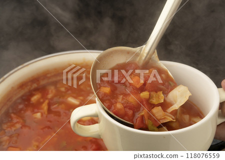 將蔬菜通心粉湯倒入杯中即可食用。 118076559