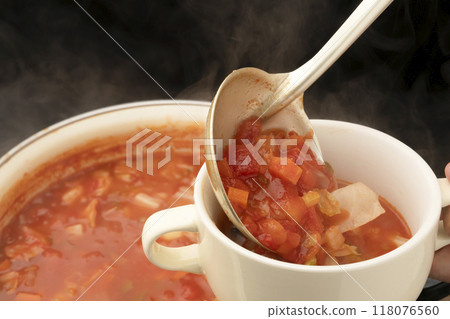 將蔬菜通心粉湯倒入杯中即可食用。 將蔬菜通心粉湯倒入杯中即可食用。 118076560