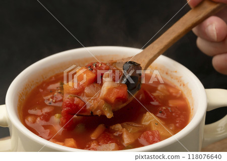 用湯匙提起蔬菜通心粉湯杯 用湯匙提起蔬菜通心粉湯杯 118076640