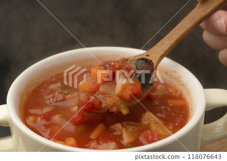 用湯匙提起蔬菜通心粉湯杯 118076643