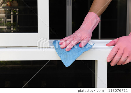 Worker use a soft cloth cleaning uPVC aluminum window frames remove a small dirty after install. 118076711