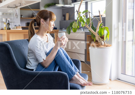一個拿著杯子放鬆的女人 118076733