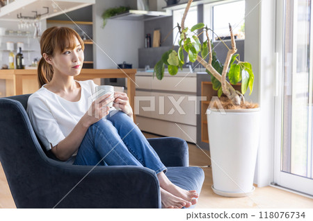 一個拿著杯子放鬆的女人 一個拿著杯子放鬆的女人 118076734