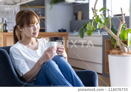 一個拿著杯子放鬆的女人 118076735