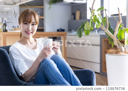 一個拿著杯子放鬆的女人 118076736