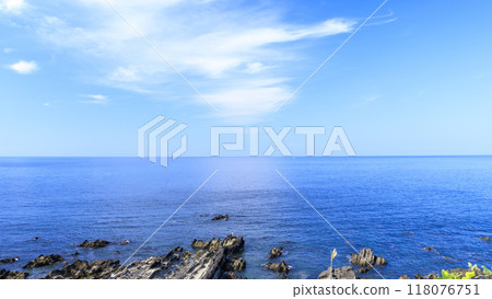 Rocky coast and blue sky (Arasaki Coast, Miura Peninsula, Yokosuka City, Kanagawa Prefecture) 118076751