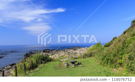 Rocky coast and blue sky (Arasaki Coast, Miura Peninsula, Yokosuka City, Kanagawa Prefecture) 118076752