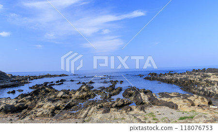 岩石海岸與藍天（神奈川縣橫須賀市三浦半島荒崎海岸） 118076753
