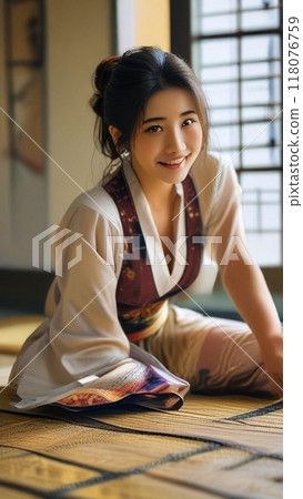 一位美麗的年輕和服女子在日式房間放鬆 118076759