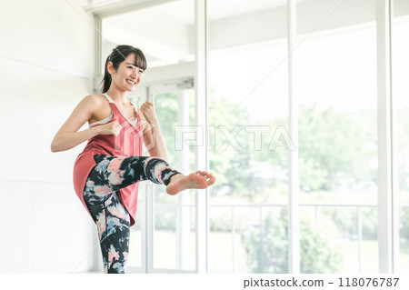 年輕的亞洲女性在健身房做跆拳道練習 118076787