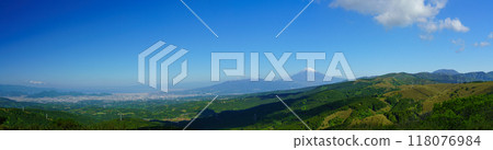 [Shizuoka Prefecture] View of Suruga Bay, Mt. Fuji, and Hakone from Jukkoku Pass with beautiful fresh greenery (panoramic shot) 118076984