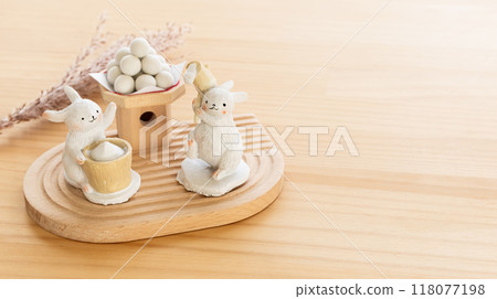 A rabbit pounding mochi and moon-viewing rice dumplings - A photo of a moon-viewing festival 118077198