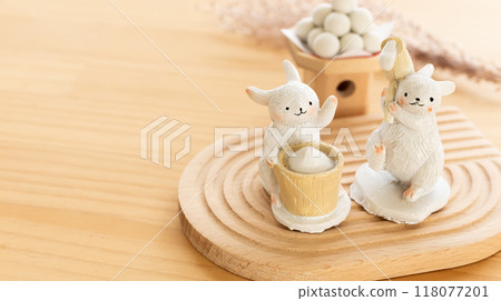 A rabbit pounding mochi and moon-viewing rice dumplings - A photo of a moon-viewing festival 118077201